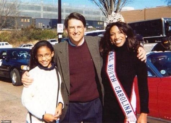 
Cheslie Kryst Death From Suicide Age 30 – Mom April Simpkins & Parents 