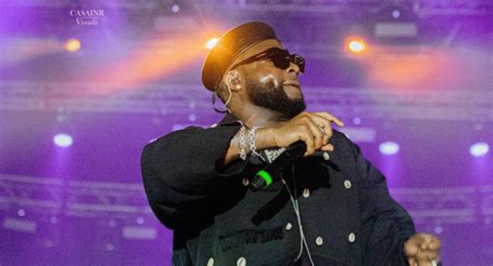 
“I Am the Uncle To Davido In This Music Industry” Burna Boy Shades Davido With His Full Chest 