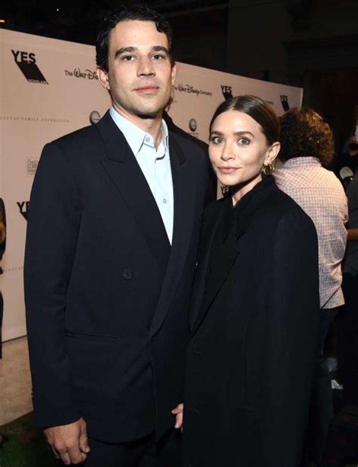 
Is Ashley Olsen Married? Who Is Ashley Olsen Married To? 