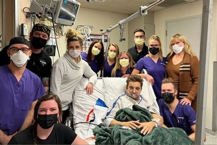 
Jeremy Renner Thanks ICU Medical Staff in Another Recovery Update from the Hospital 