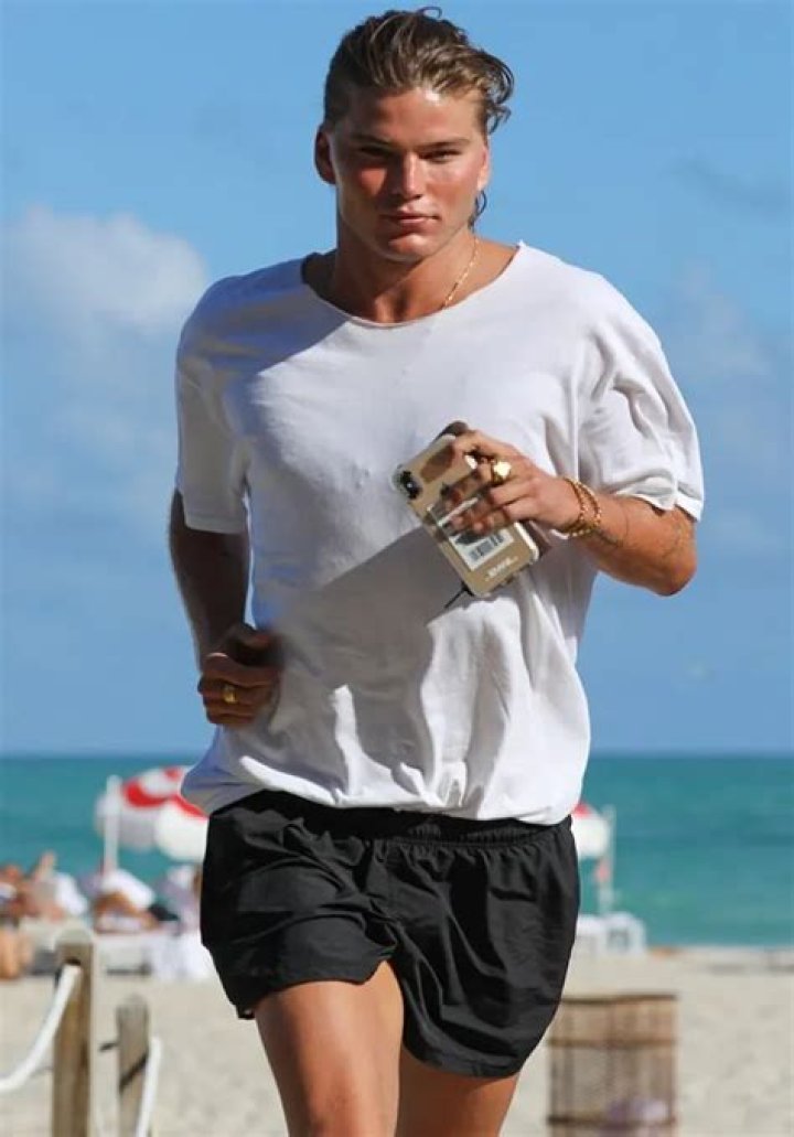 Neil Barrett Height, Weight, Net Worth, Age, Birthday, Wikipedia, Who, Nationality, Biography