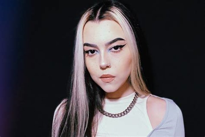  Violet Orlandi