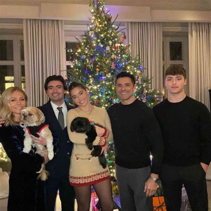 
Who Is Kelly Ripa Married To, Who Is Kelly Ripas Husband, Kelly Ripa Kids, Net Worth, Age, Wiki, Height, Family, Career? 